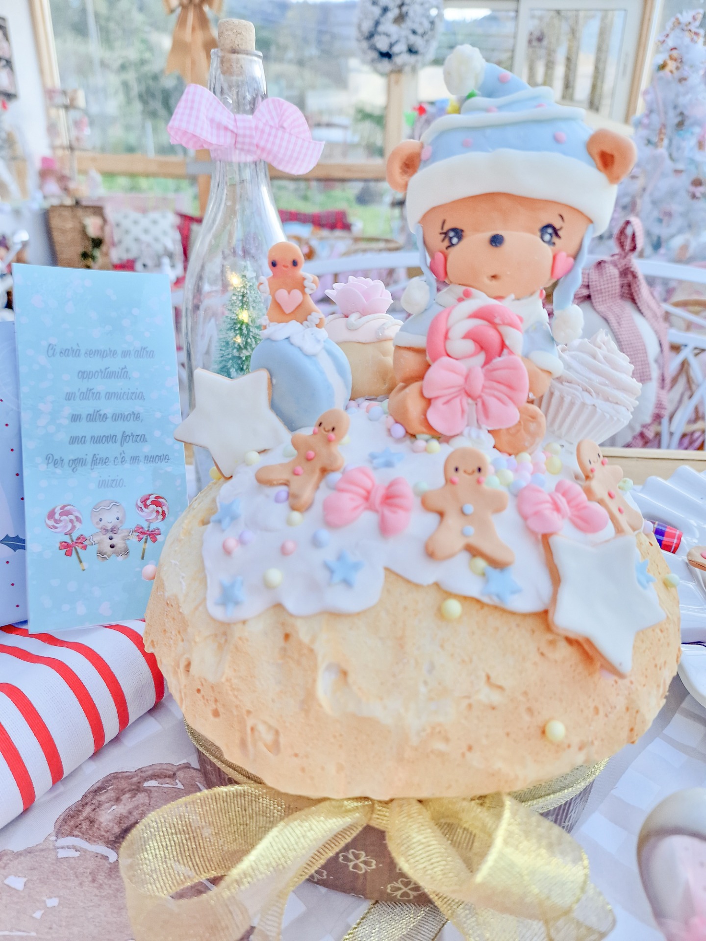 Panettone finto grande con Orsetto tenero con maglioncino e cappello azzurro polvere glassa con decori dolciosi biscotti macaron cupcake biscotti pan zenzero Prezzo 38,00€
