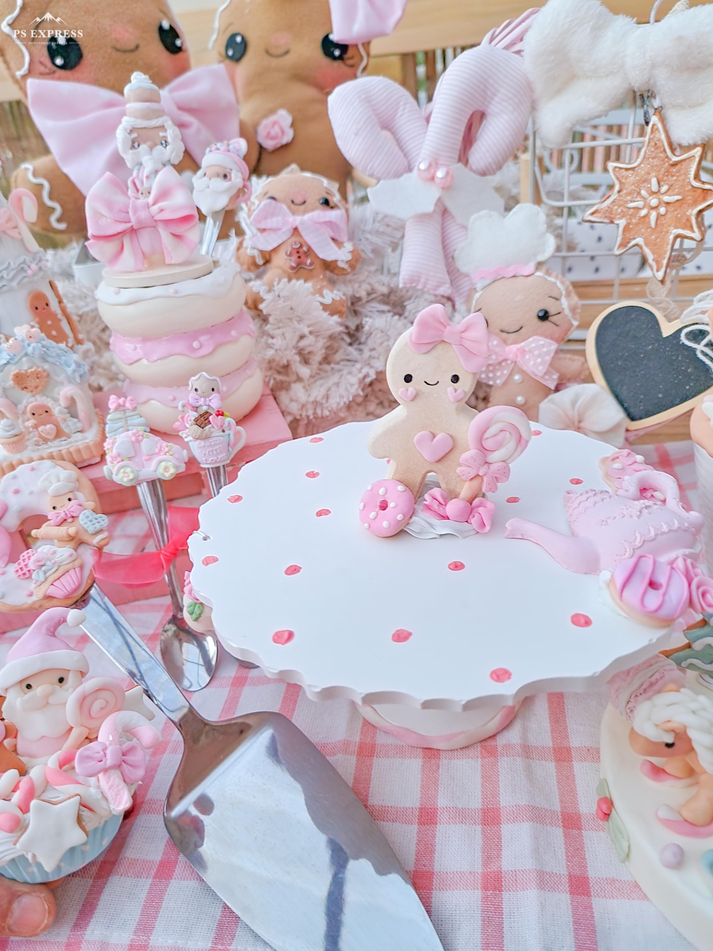 Alzata in ceramica design unico by vizi e coccole in base bianca con poi rosa decoro unico pan zenzerina in ceramica , teiera e donut e charm cupcake pendente dal vassoio Prezzo 45,00€