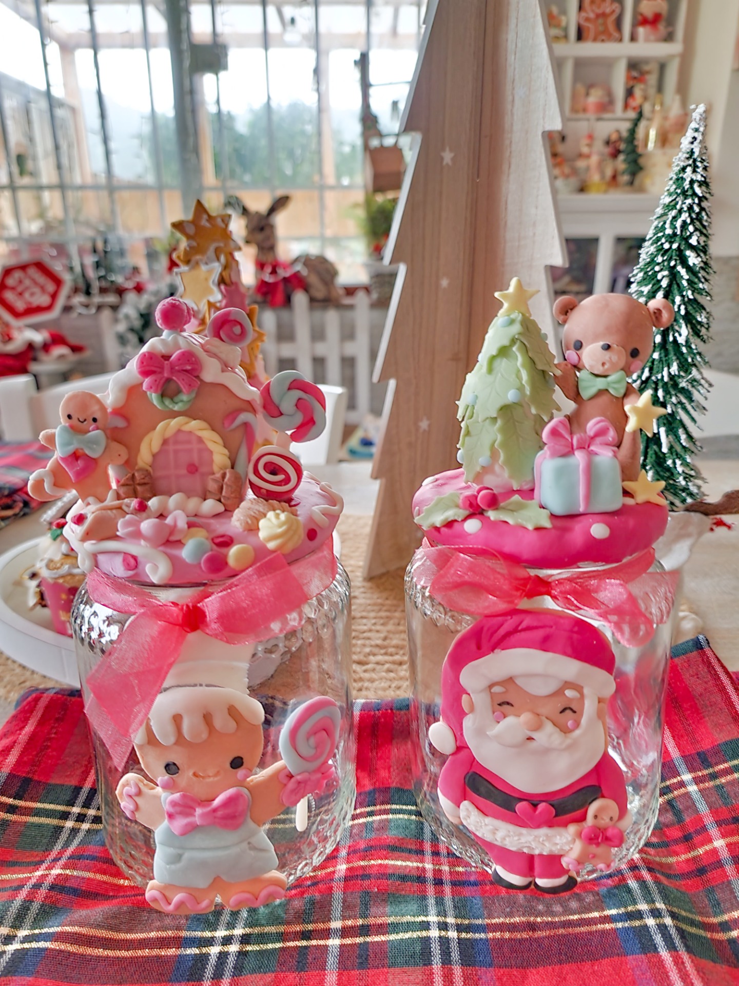 Barattoli decorati per caramelle,cioccolatini, biscotti zucchero caffè...ecc...con unici decori pan zenzeroe casetta dolciosa o babbo natale e orsetto intento a fare l'albero prezzo 30,00€